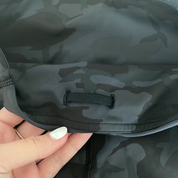 Black Camo Wunder Train High-Rise Shorts with Pockets 4” - Picture 4 of 4